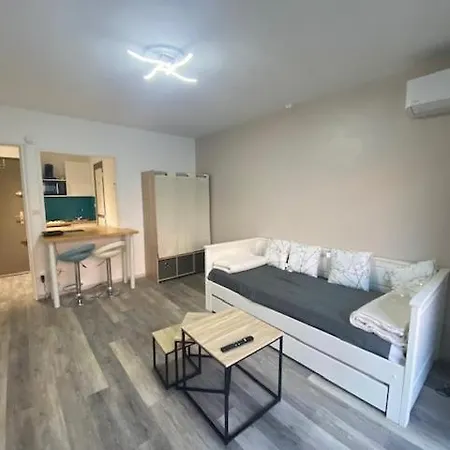Nimes : Agreable Studio + Parking דירה